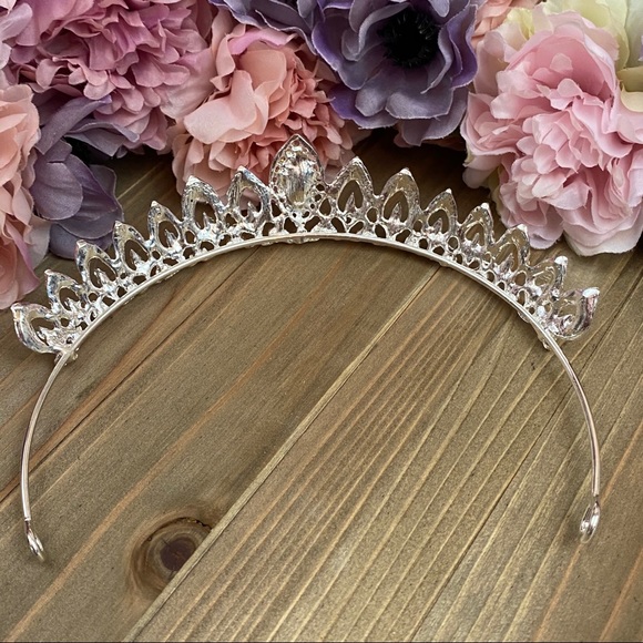 Gorgeous Silver Crystal Teardrop Bridal Tiara - Picture 15 of 16